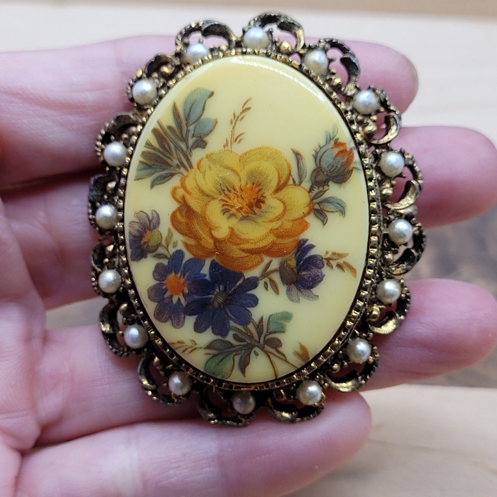Vintage‎ Painted Porcelain Floral Gold Tone Filagree With Pearl Brooch Pendant